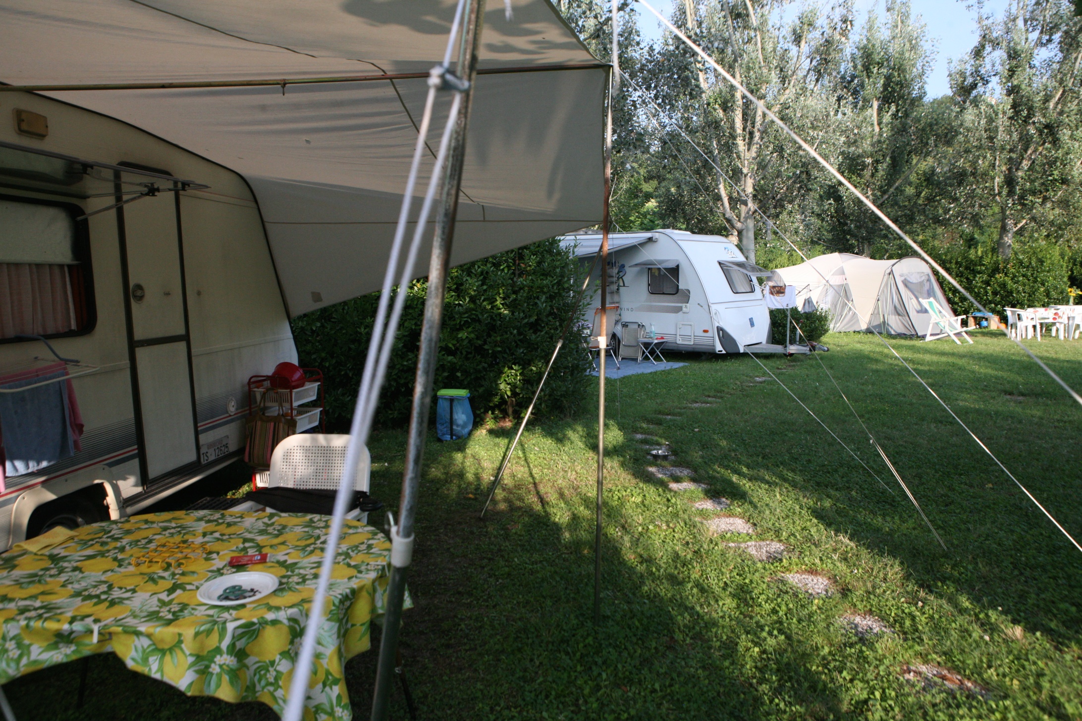 L'immagine mostra delle roulotte in un campeggio